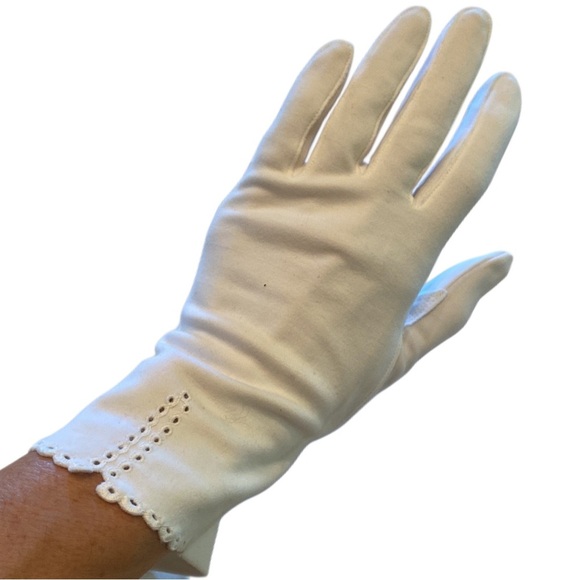 Vintage Accessories - Vintage white cream Gloves sz 6
S from 50s-60s Jackie O vibe prom